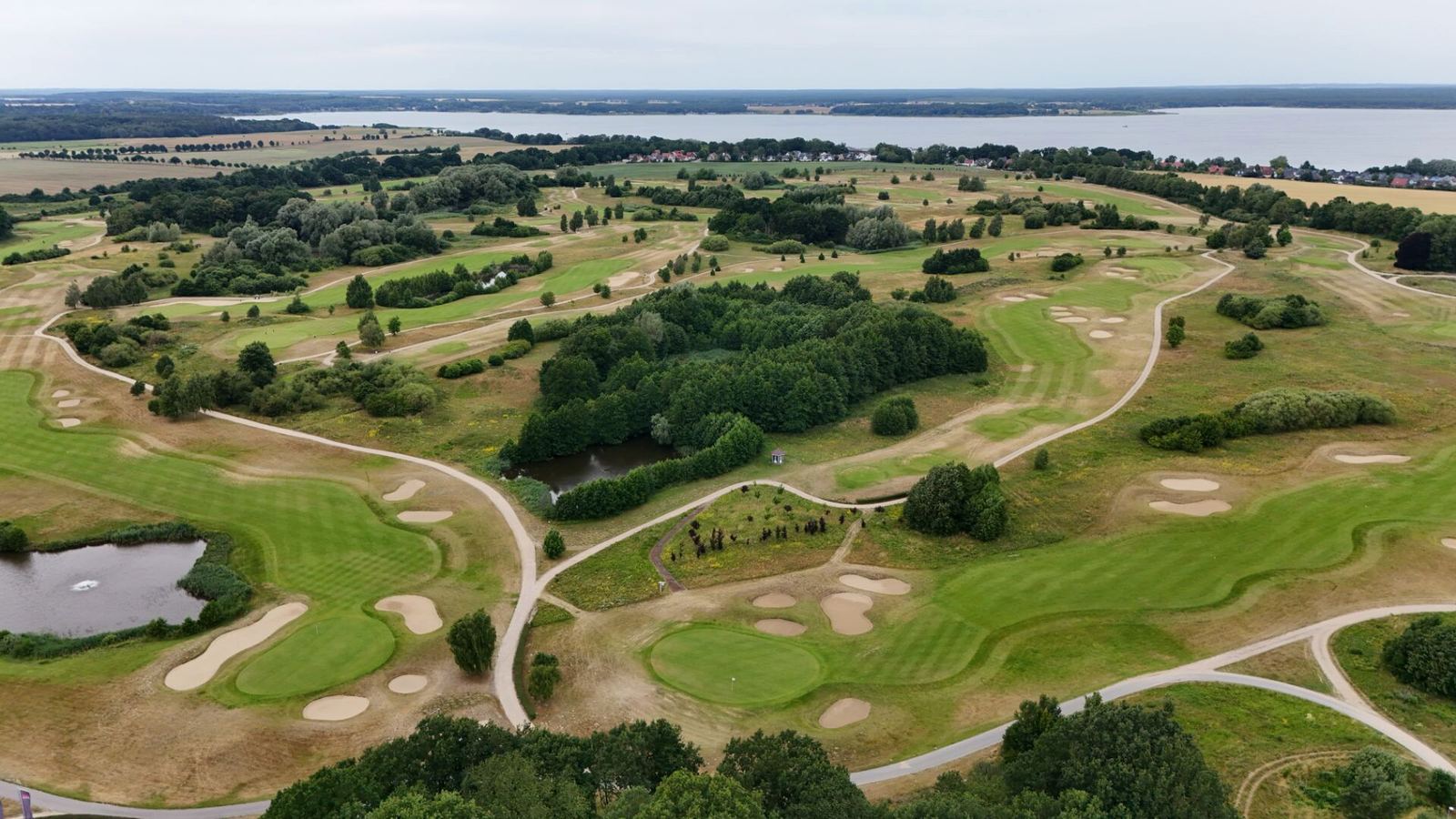 Luftaufnahme der Golfplätze am Fleesensee in Mecklenburg-Vorpommern