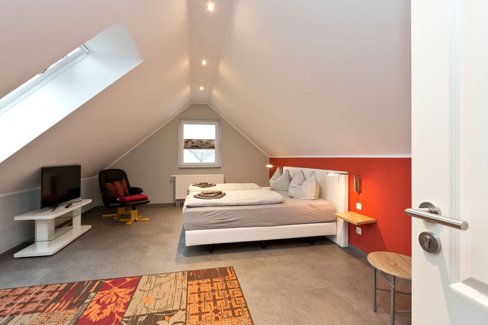 Modernes Schlafzimmer mit Doppelbett in der Ferien-Maisonette Göhren-Lebbin