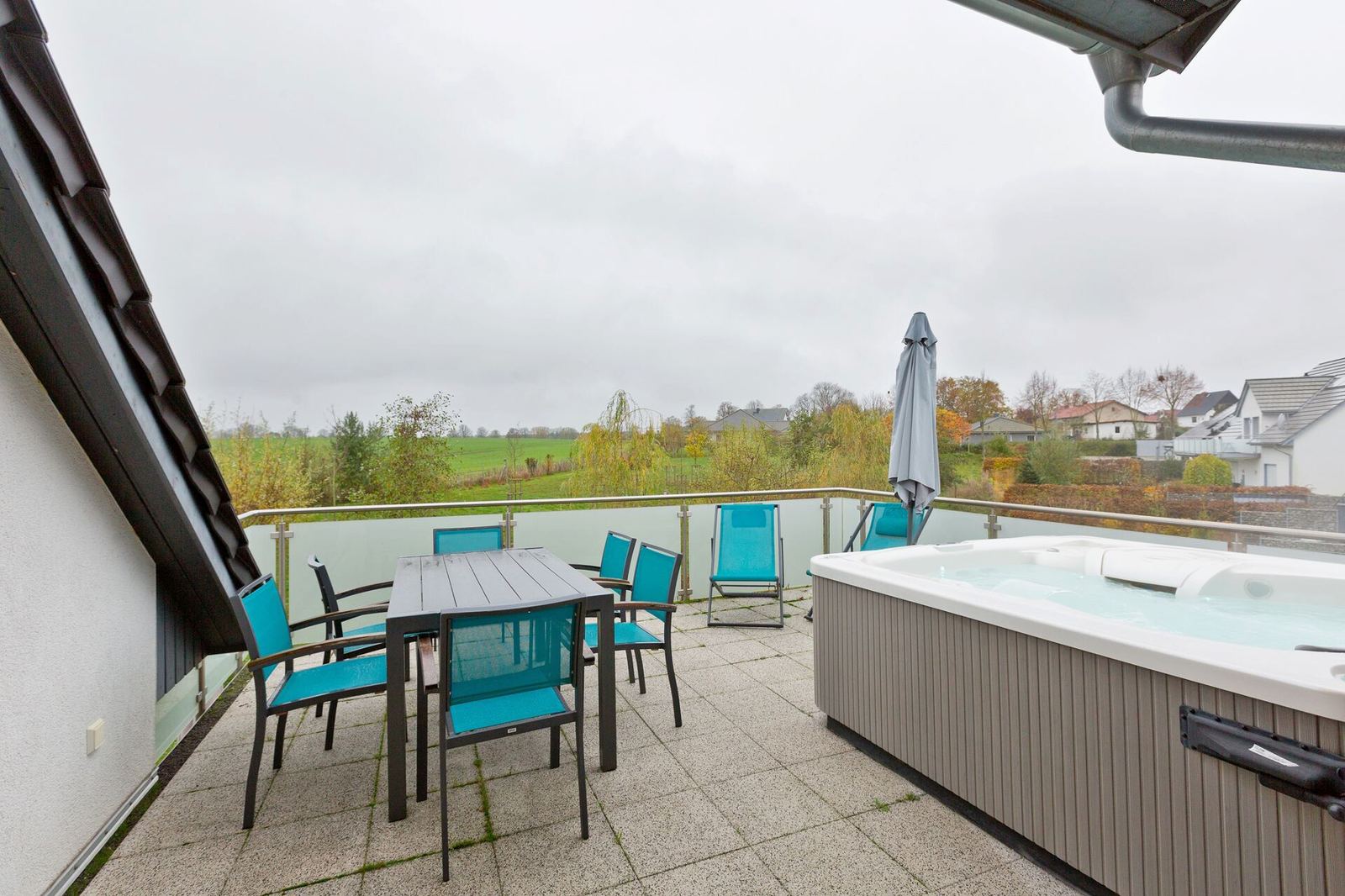 Dachterrasse mit privatem Außenjacuzzi und Lounge-Möbeln – Ferienwohnung Fleesensee
