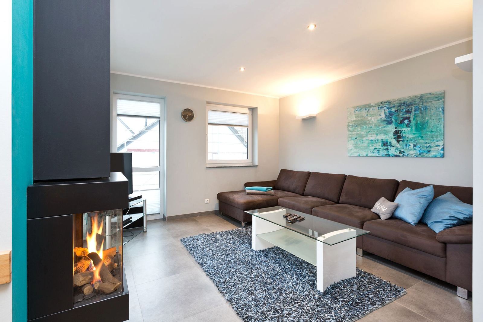 Wohnzimmer der Ferienwohnung Fleesensee mit Kamin und großer Couch